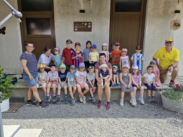 Den Bienen von Imker Siegfried Gundacker und Gattin Leopoldine in Roggendorf statteten die Kinder des Kindergarten „ Loosdorf 1" mit Leiterin Nicole Berger und Begleitperson Marina Mittelstrasser einen Besuch ab.  | Foto:  Siegfried Gundacker