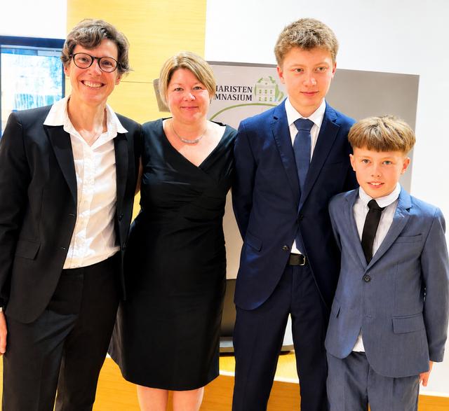 Direktorin Bärbel Jungmeier mit Familie Pröglhöf | Foto: privat