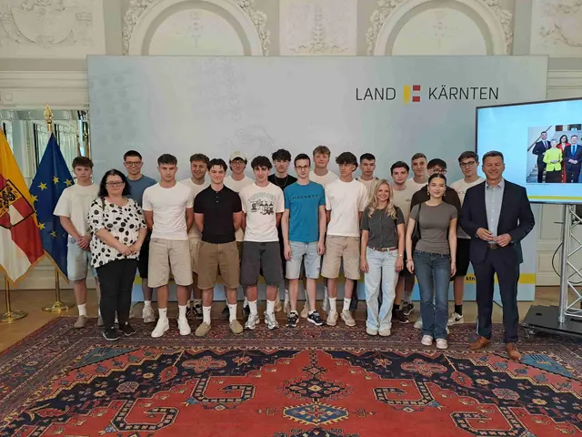 Landeshauptmann Daniel Fellner und die 3 AHWIM Klasse mit Professorin Susanne Schatz im Spiegelsaal der Landesregierung. | Foto: HTL Wolfsberg