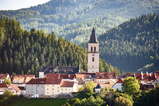 Der Sternenturm in Judenburg lädt Besucher auf eine Reise in ferne Galaxien ein und verbindet eindrucksvoll Geschichte, Technik und Astronomie.