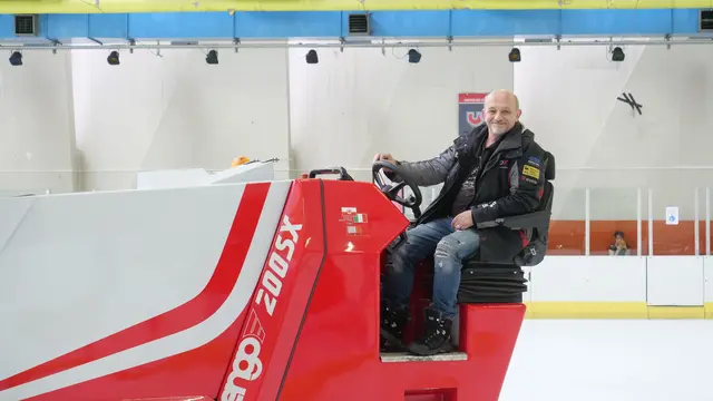 Mit der "Engo"-Eismaschine zog Eismeister Ernst Hahn das Eis täglich ab, um es glatt zu halten. Aktuell ist der Betrieb eingestellt. | Foto: Maximilian Spitzauer/MeinBezirk