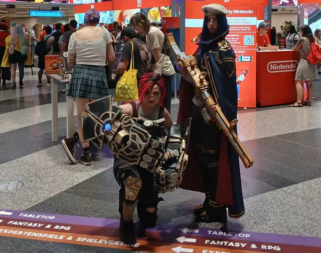 Cosplay ist ein echtes Highlight des Events. Hier sieht man male_kein_weiss und sara._.laf als Caitlyn und Vi aus League of Legends und der Netflix-Serie Arcane. | Foto: Lennard Nitsch