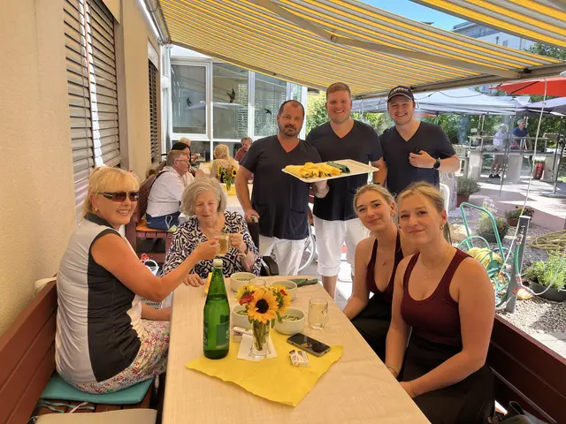 Bewohnerin Monika Nimmerrichter (2.v.l.) freut sich den Nachmittag mit ihrer Familie genießen zu können (sitzend v.l.n.r.: Tochter Helga Mahr, Enkelinnen Patrizia und Selina) sowie stehend v.l.n.r.: Marc Jäger, Nico Leitner, Sebastian Aigner | Foto: PBZ Klosterneuburg