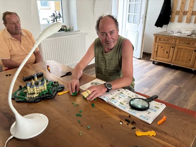 In seiner LEGO-Werkstatt arbeitet Tauschmann gerade an seinem nächsten Projekt, dem Schweriner Schloss. | Foto: Leonie Stanzel