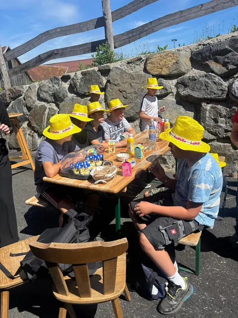 Schulaktionstag vermittelte Wissen über regionale Lebensmittel, Tierhaltung und gesunde Ernährung auf praktische und spielerische Weise.
 | Foto: Die Bäuerinnen Gresten