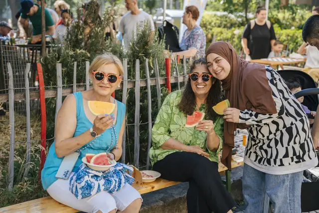 Trotz Hitze war das Nachbarschaftsfest im Reumannhof gut besucht. | Foto: Stadt Wien/Marie Schrentewein