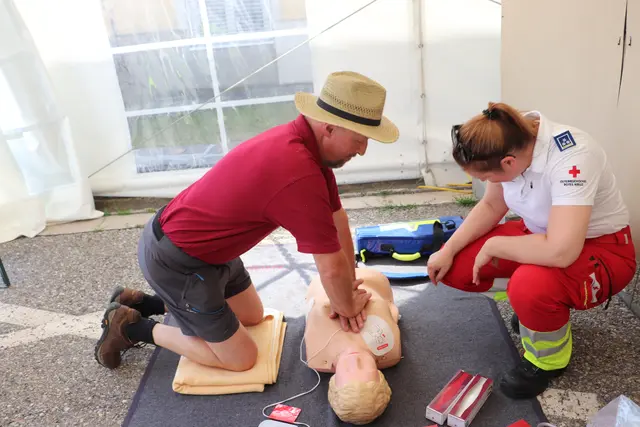 Die Ersthilfe kann über Leben und Tod entscheiden. Das Rote Kreuz Gratkorn war beim Sicherheitstag traditionell dabei.  | Foto: Edith Ertl