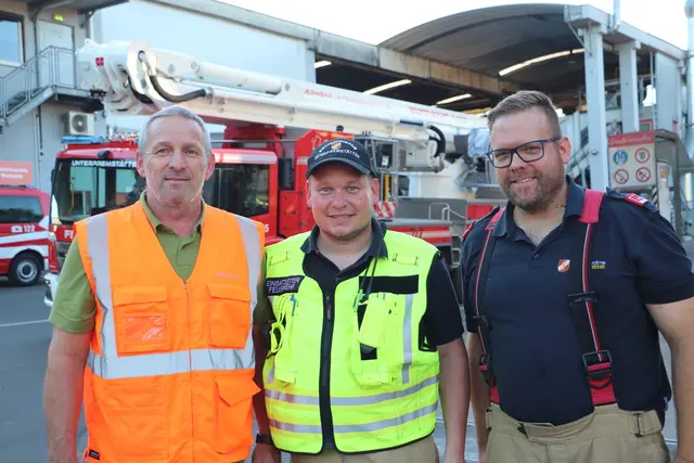 Hanspeter Plazovnik (li) , Andreas Truchses und Andreas Darowitsch dankten den Florianis für ihre Bereitschaft zur Übung. | Foto: Edith Ertl