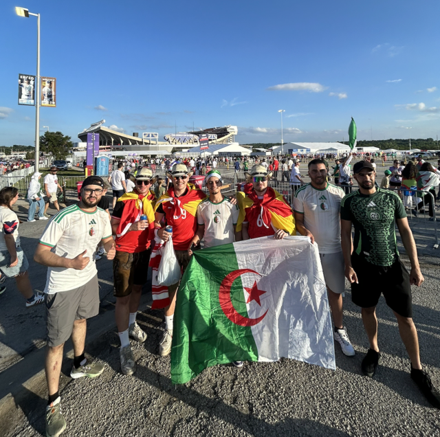 Respektvoller Austausch zwischen dem Burgenland-Trio und algerischen Fans.  | Foto: Sebastian Weber