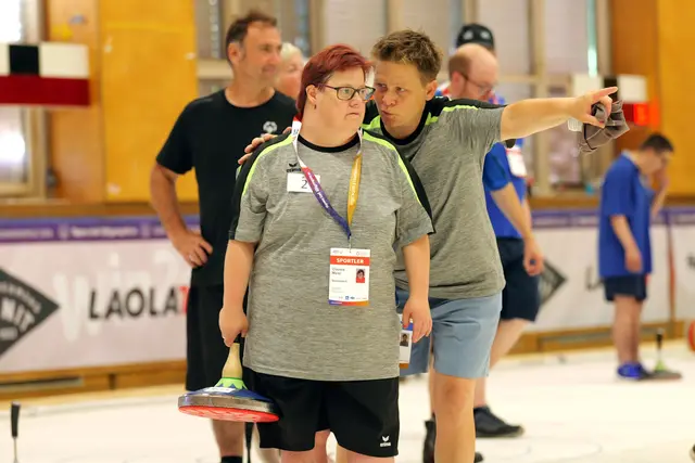 Volle Konzentration bei der Stocksportlerin der Lebenshilfe-Werkstätte Braunau, Claudia Maier (links), und Lebenshilfe-Mitarbeiterin und Trainerin Nicola Stachl. | Foto: Special Olympics Österreich/G. Brischnik