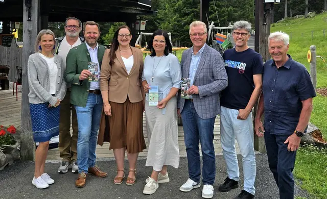 NADO GV v.l.n.r.: Christine Redlein (Stadt Villach), Rudolf Schädl (Gem. Nötsch i.G.), Bgm. Christian Hecher, 1. Vzbgm.in Sarah Katholnig, LRin Marika Lagger-Pöllinger, Bgm. Reinhard Antolitsch, GF Robert Heuberger, NADO Rat Vorsitzender Oskar Tscherpel | Foto: Naturpark Dobratsch