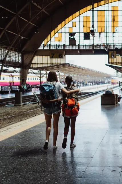 Je nach Reiseland gibt es unterschiedliche Bestimmungen für Minderjährige, die alleine einreisen wollen. | Foto: pexels / Ketut Subiyanto