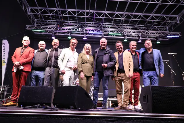 Gelungener Abschluss des Eröffnungskonzerts: Bürgermeister Peter Molnar und Präsidialamtsleiterin Rosemarie Bachinger bedankten sich beim Hot Pants Road Club für ihren mitreißenden Auftritt | Foto: Stadt Krems