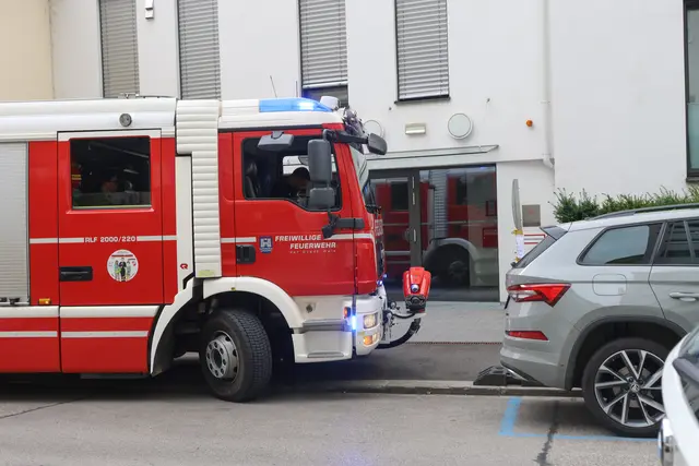 Weil ein eingeschalteter Lockenstab in einer Wohnung in der Welser Herrengasse vermutet wurde, musste die Feuerwehr ausrücken. | Foto: laumat.at