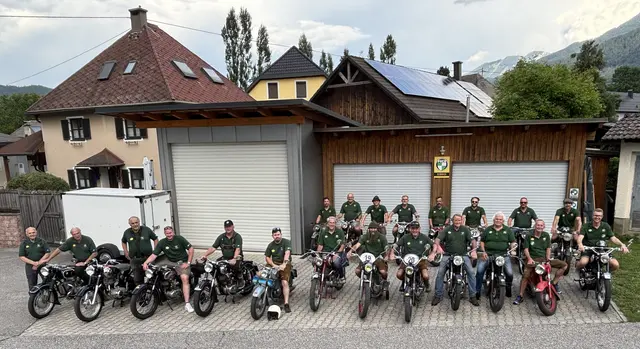 Die Oldtimer Runde Ferlach vor ihrer Garage in Unterferlach. | Foto: MeinBezirk.at/Michael Kurz