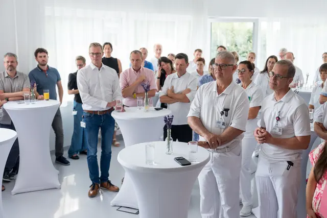 Im Führungskräfte-Café stand der offene Austausch im kleinen Rahmen im Vordergrund: Tilman Königswieser und Landeshauptmann-Stellverteterin Christine Haberlander diskutierten  mit Führungskräften des Klinikums Rohrbach aktuelle Herausforderungen und Zukunftsthemen in wertschätzender Atmosphäre. | Foto: OÖG