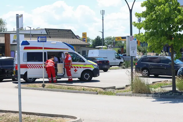 Ein Kind war am Welaspark-Parkplatz in einem Auto eingesperrt und musste von den Einsatzkräften befreit werden. | Foto: laumat.at
