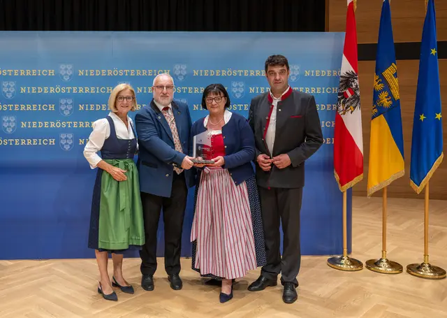 Bei der Preisverleihung auf Schloss Zeillern: Landeshauptfrau Johanna Mikl-Leitner, Stabführer Georg Eibensteiner, Obfrau Andrea Wiesmüller und Landesobmann des NÖBV Bernhard Thain (v.l.).  | Foto: COPYRIGHT: NLK Filzwieser