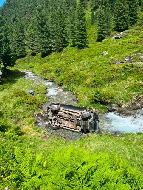 Der PKW stürzte rund vier Meter ab und kam auf der Fahrerseite im Bachbett zu liegen. | Foto: zoomtirol
