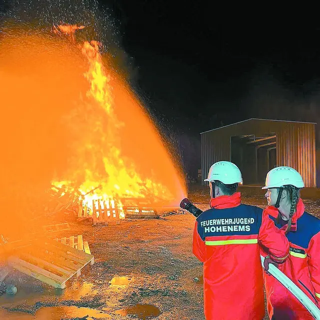 Die Feuerwehrjugend Hohenems erlebte beim Actionday 2026 den Alltag der Einsatzkräfte – mit realitätsnahen Übungen, Teamarbeit und viel Action.  | Foto: FW Hohenems