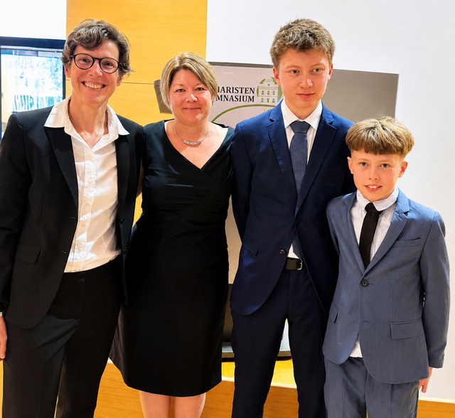 Direktorin Bärbel Jungmeier mit Familie Pröglhöf | Foto: privat
