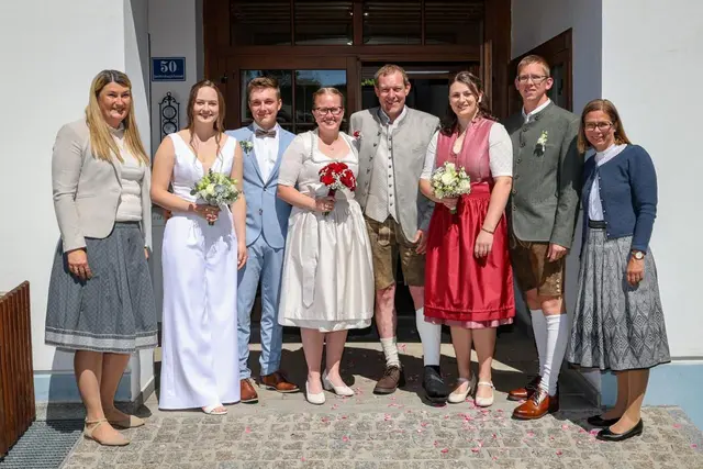 Von links: Standesbeamtin Bettina Hajferuk-Pilgerstorfer, Anna und Justin Kudler, Johanna und Manuel Pachinger, Julia und Richard Puchmayr sowie Standesbeamtin Manuela Wagner. | Foto: Gemeinde Windhaag bei Freistadt