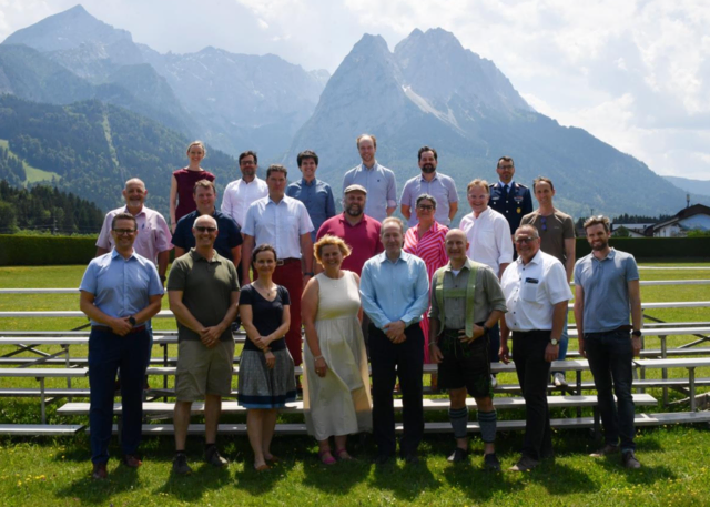 Dr. Elisabeth Bartl, Dr. Matthias Firgo; Daniel Haumer, Simon Rios-Damerow, Dr. Florian Müller, Oberstleutnant Sascha Donath, Markus Köck, Thomas Garber, Björn Scherer, Johannes Schießl, Karin Neuner, Albuin Neuner, Günter Salchner, Andrä Fankhauser, Anton Heufelder, Sabrina Blandau, Angelika Schmid, Dr. Bernhard Wigger, Sebastian Kramer, Clemens Stafflinger, Florian Diepold-Erl. | Foto: Karlheinz Wedhorn
