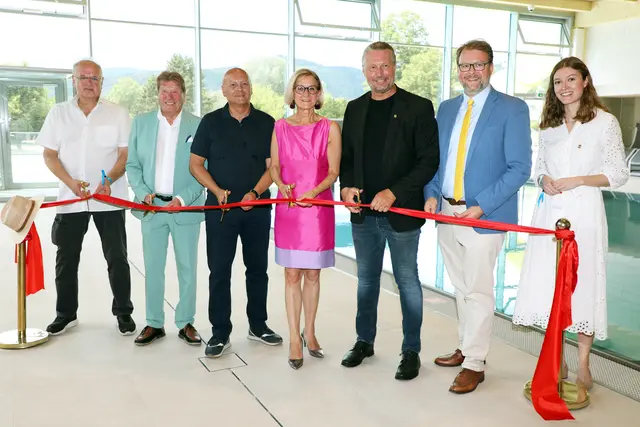 Bürgermeister a. D. Reinhard Resch, Finanzstadtrat Helmut Mayer, Geschäftsführer und Projektleiter Roland Dewisch (Kremser Freizeitbetriebs GmbH), Landeshauptfrau Johanna Mikl-Leitner und Bürgermeister Peter Molnar sowie Vizebürgermeister Florian Kamleitner und Bundesrätin Amelie Muthsam eröffneten gemeinsam das neue Sport-, Freizeit- und Erholungsbad an der Donau „Mirador | Foto: Stadt Krems