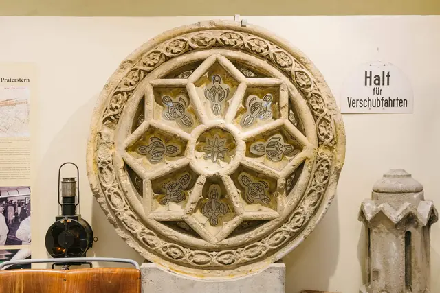 Die originale Fensterrosette vom ehemaligen Nordbahnhof.  | Foto: Klaus Pichler