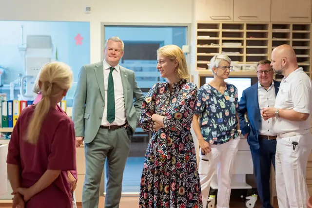 Beim Rundgang durch die Innen- und Außenbereiche des Klinikums Rohrbach  suchten Tilman Königswieser und Landeshauptmann Stellvertreterin Christine Haberlander das persönliche  Gespräch mit den MitarbeiterInnen.
 | Foto: OÖG