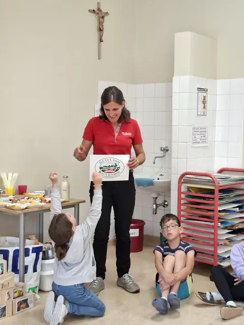Schulaktionstag vermittelte Wissen über regionale Lebensmittel, Tierhaltung und gesunde Ernährung auf praktische und spielerische Weise.
 | Foto: Die Bäuerinnen Gresten