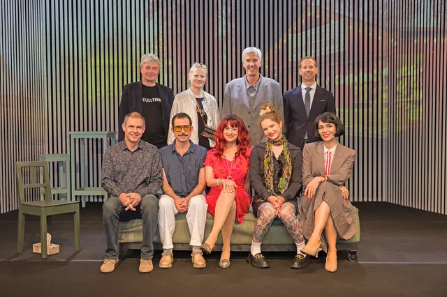 Regisseur Hakon Hirzenberger, Festivalleiterin Bernadette Abendstein, Vorstandsdirektoren Johannes Haid und Thomas Schiendl (beide Sparkasse Schwaz) mit dem hervorragenden Ensemble, das mit einer ebenso humorvollen wie nachdenklichen Inszenierung begeisterte. | Foto: Sparkasse Schwaz