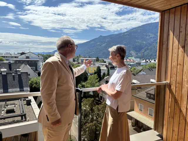 Wolfgang Ruschitzka (technische Geschäftsführer der Neuen Heimat Kärnten) und Wohnbaureferentin Gaby Schaunig besichtigten die Wohnungen und genossen dabei den Ausblick. | Foto: meinbezirk.at/Alen Grabic