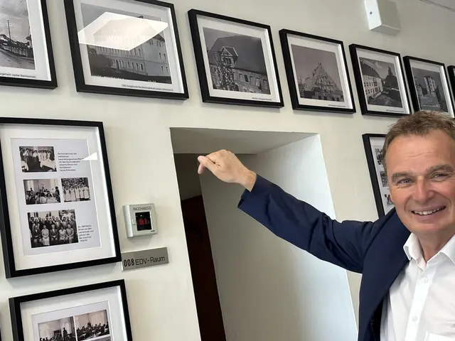 Franz Winkler hat gemeinsam mit dem Historiker Johann Schleich eine Dauerausstellung an der Berufschule installiert. | Foto: MeinBezirk/Gerda Sammer-Schmidt