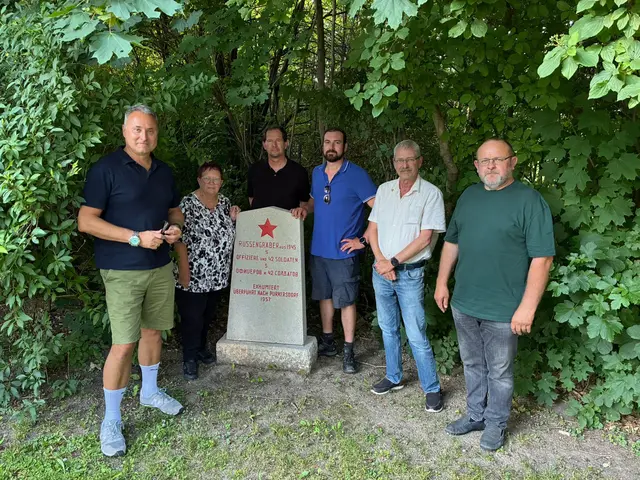 Vor dem renovierten "Russenstein" in Gablitz: Bürgermeister Michael Cech, Hauptbezirksobfrau Wien-Umgebung Renate Deim, vom Vorstand ÖKB Gablitz: Obmann Stephan Mazal, Schriftführer Markus Kolar, Kassier Christian Fischer, Kurator Schwarzes Kreuz Norbert Glasl. | Foto: ÖKB Gablitz