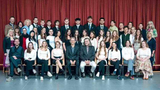 Matura am BG/BRG Bad Ischl: DIe 8A freute sich gemeinsam mit den Lehrkräften über die bestandene Reifeprüfung. | Foto: BG/BRG Bad Ischl