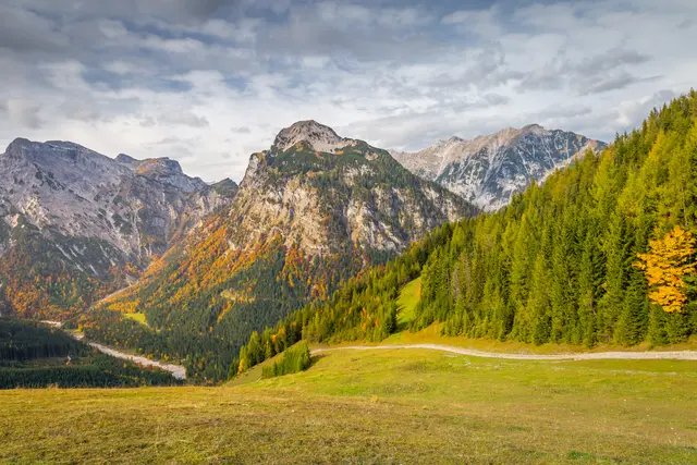 Das EU-Programm Interreg Bayern-Österreich fördert grenzüberschreitende Projekte: insgesamt fließen 3,3 Millionen Euro für sieben Projekte. | Foto: smarterpix/positivetravelart