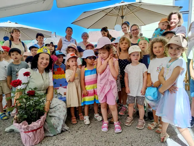 Rosen für das Geburtstagskind von den Kleinen. | Foto: privat