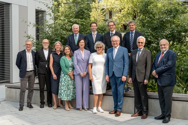 Das Rektorat der KL und LH-Stellv. Stephan Pernkopf mit den Podiumsgästen der Inauguration, 
v.l.n.r. vordere Reihe: MUW-Rektor Markus Müller, AMEE-President-elect Janusz Janczukowicz, Chair of Internal Medicine an der Vanderbilt University School of Medicine Anna Hemnes, Prorektorin Sabine Siegl-Amerer, Rektorin Andrea Olschewski, Vorsitzende der Findungskommission Sabine Seidler, LH-Stellv. Stephan Pernkopf, KL-Universitätsratsvorsitzender Wolfgang Schütz, Rektor emer. Rudolf Mallinger
v.l.n.r. hintere Reihe: med.Direktor und GV von MedAustron Eugen Hug, Vizerektor für Lehre Manfred Wieser, Direktor des Instituts für Physiologie an der Charité – Universitätsmedizin Berlin Wolfgang Kübler, TU-Rektor Jens Schneider
 | Foto: KL/B.Kaulfus