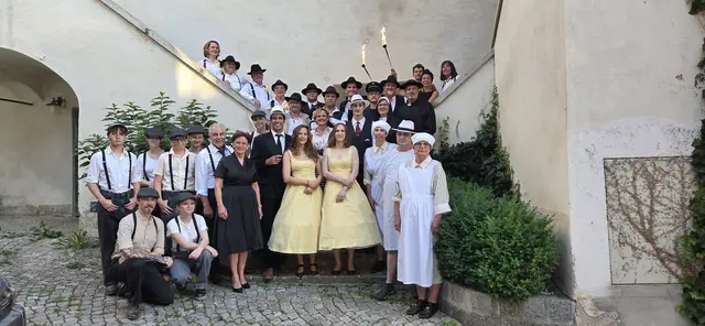 Mit viel Engagement brachten die Mitwirkenden die Geschichte „Lucia und Capone. Eine Erinnerung in Gelb“ eindrucksvoll auf die Bühne des Schlosswaldes. | Foto: Stadtgemeinde Wolfsberg