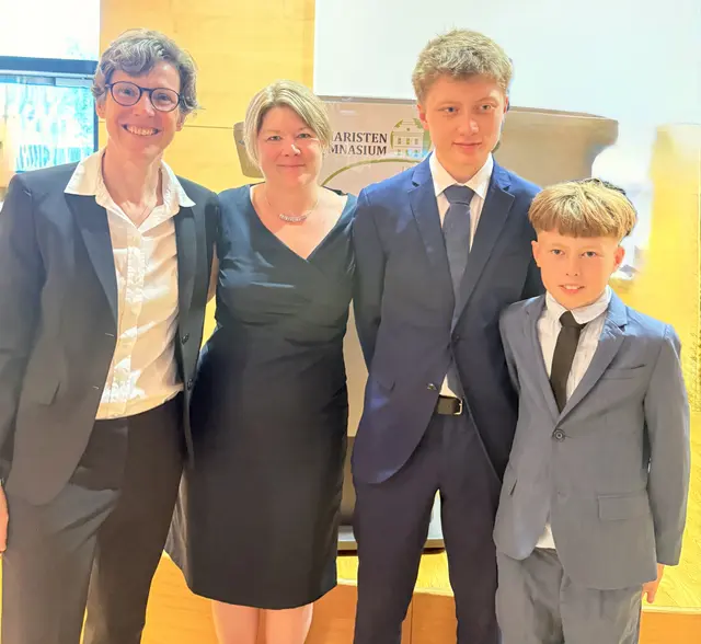 Direktorin Bärbel Jungmeier mit Familie Pröglhöf | Foto: privat