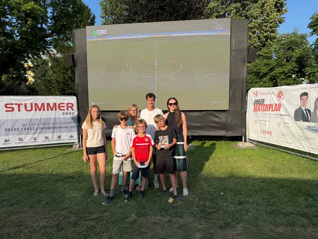 Vergangenen Samstag fand im Kurpark die erste Stickerbörse im Zuge der heurigen Fußball-WM statt. | Foto: Stadtgemeinde Bad Ischl