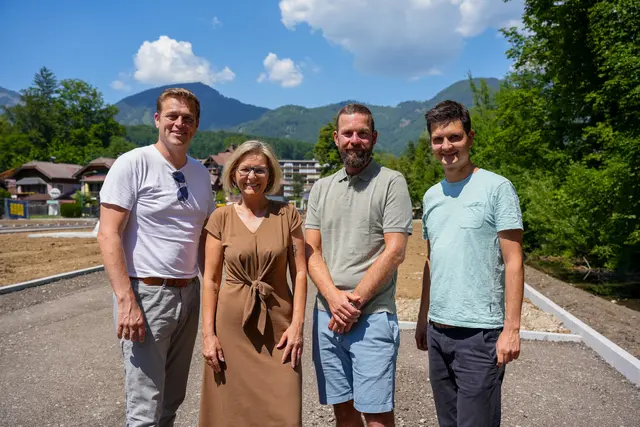 Umwelt- und Klima-Landesrat Stefan Kainder, Bgm.in Ines Schiller, Ziviltechniker Lukas Loidl und StR Martin Schott bei der Baustelle in Bad Ischl. | Foto: Land OÖ