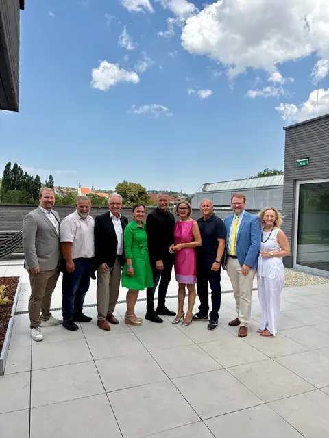 v.li.n.re.: Gemeinderat Fabian Haider, die Stadträte Martin Sedelmaier und Günter Herz, Stadträtin Bernadette Laister, Bürgermeister Peter Molnar, Landeshauptfrau Johanna Mikl-Leitner, Geschäftsführer und Projektleiter Roland Dewisch (Kremser Freizeitbetriebs GmbH), Vizebürgermeister Florian Kamleitner und Gemeinderätin Eva Maria Hochstöger eröffneten gemeinsam das neue Sport-, Freizeit- und Erholungsbad an der Donau „Mirador“ im Panoramagarten  | Foto: Stadt Krems