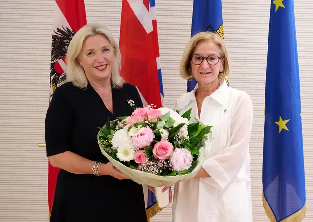 Ein herzliches Dankeschön und die besten Wünsche für den weiteren Weg: Landeshauptfrau Johanna Mikl-Leitner verabschiedete die britische Botschafterin Lindsay Skoll. | Foto: NLK Pfeiffer