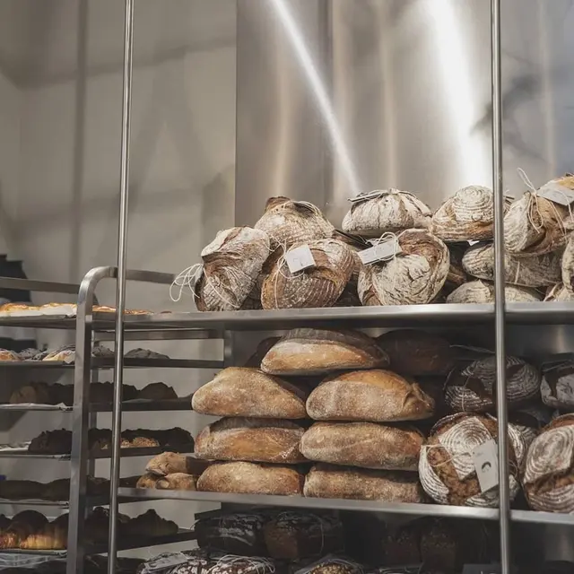 An Brot herrscht in der Bäckerei Öfferl wirklich kein Mangel - in der Währinger Straße wird es jetzt gleich zwei Filialen geben.  | Foto: Bäckerei Öfferl