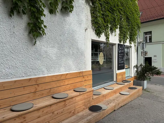 Gemütlich sind die Sitzgelegenheiten direkt vor dem Lokal und dem TU Campus.