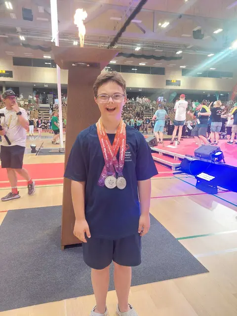 Ein richtiger Medaillenjäger: Der Schwimmer Mathias Hauptmann räumt Doppelsilber bei den Special Olympics in Wien ab. 