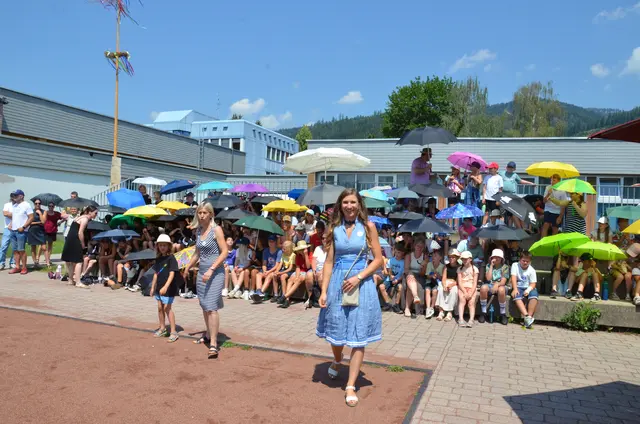 Im Schulhof wurde gemeinsam musiziert und gefeiert.