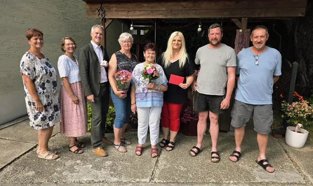 Martina Hochrainer (Tochter), Sandra Dworak, Robert Feldmann, Martina Blaha, Elfriede Silberbauer (Jubilarin), Hilde Juricka, Nick Rinder, Werner Hochrainer ( Schwiegersohn ). | Foto: NÖ Senioren